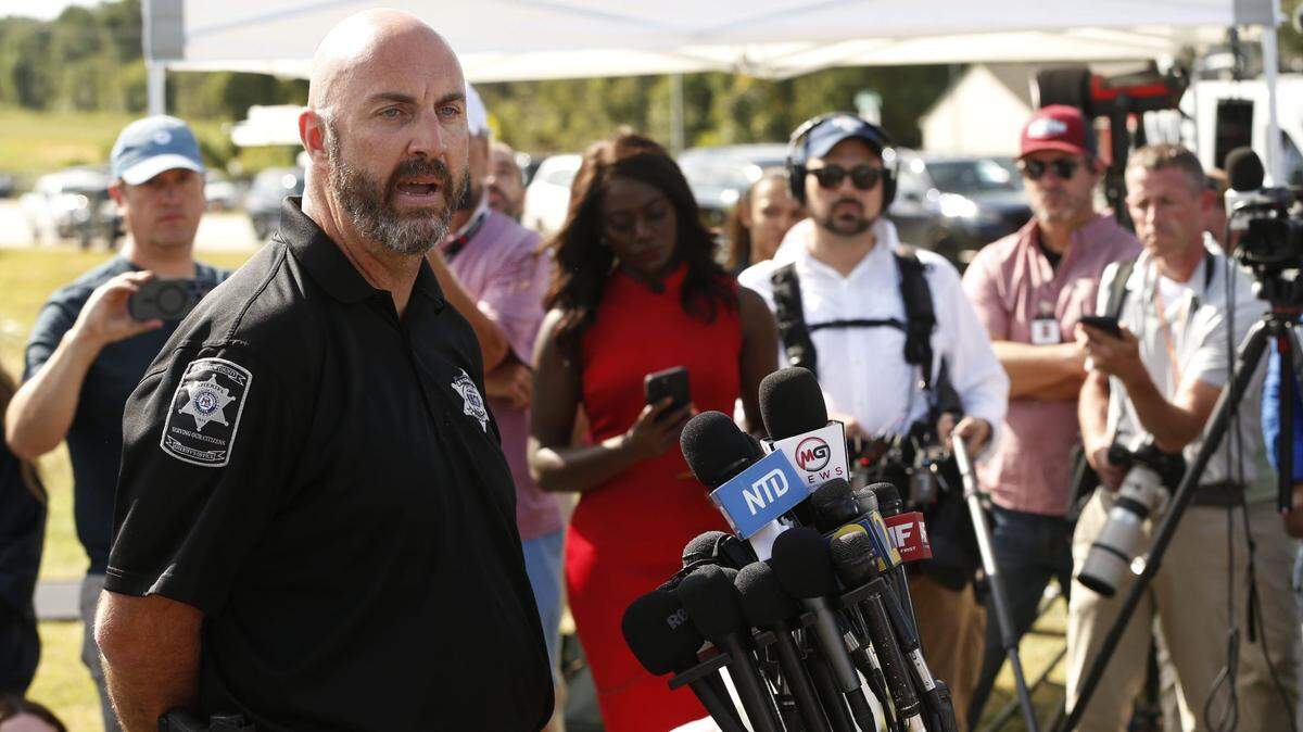 El alguacil del condado de Barrow, Jud Smith, habla con los medios de comunicación en el exterior de la escuela secundaria Apalachee después de que se produjera un tiroteo en la escuela en Winder, Georgia, el miércoles 4 de septiembre de 2024. Dos estudiantes y dos profesores murieron y nueve resultaron heridos en el tiroteo. Un estudiante de 14 años se encuentra detenido por el tiroteo.