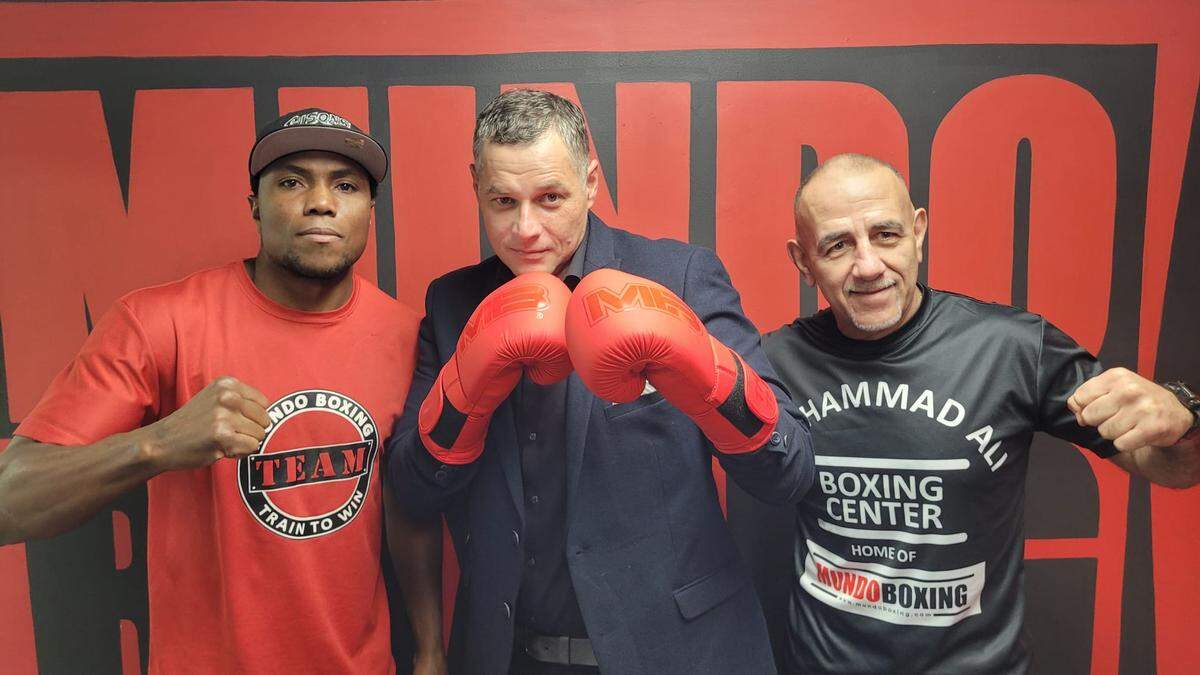 Rolando Moreno (centro) junto al boxeador Alexis Angulo y el entrenador Pedro Díaz (der.).