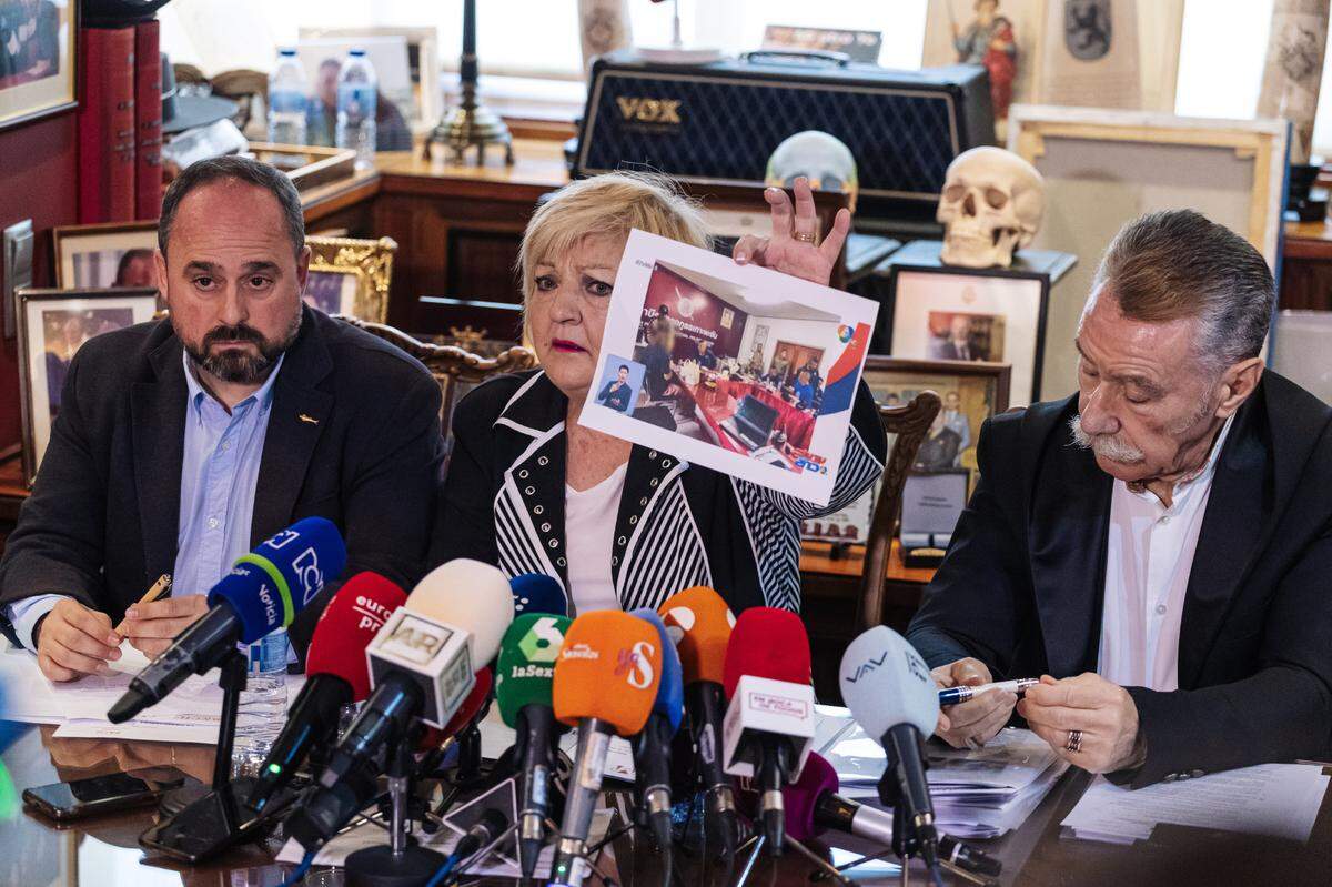 La abogada de Daniel Sancho, Carmen Balfagón, muestra una imagen durante una rueda de prensa sobre Daniel Sancho, a 12 de enero de 2024, en Madrid (España). Los abogados de Daniel Sancho, el español encarcelado en Tailandia acusado de asesinar y descuartizar a principios de agosto al cirujano plástico Edwin Arrieta, han aportado aportar pruebas y denunciado irregularidades que podrían dar un vuelco al caso en una rueda de prensa.