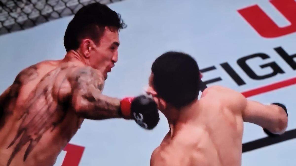 Max Holloway envió al retiro Jung en la pelea principal de la UFC Fight Night en Singapur no sin antes regalarles a los aficionados de todo el mundo tres asaltos llenos de accion y brutalidad sangrienta.