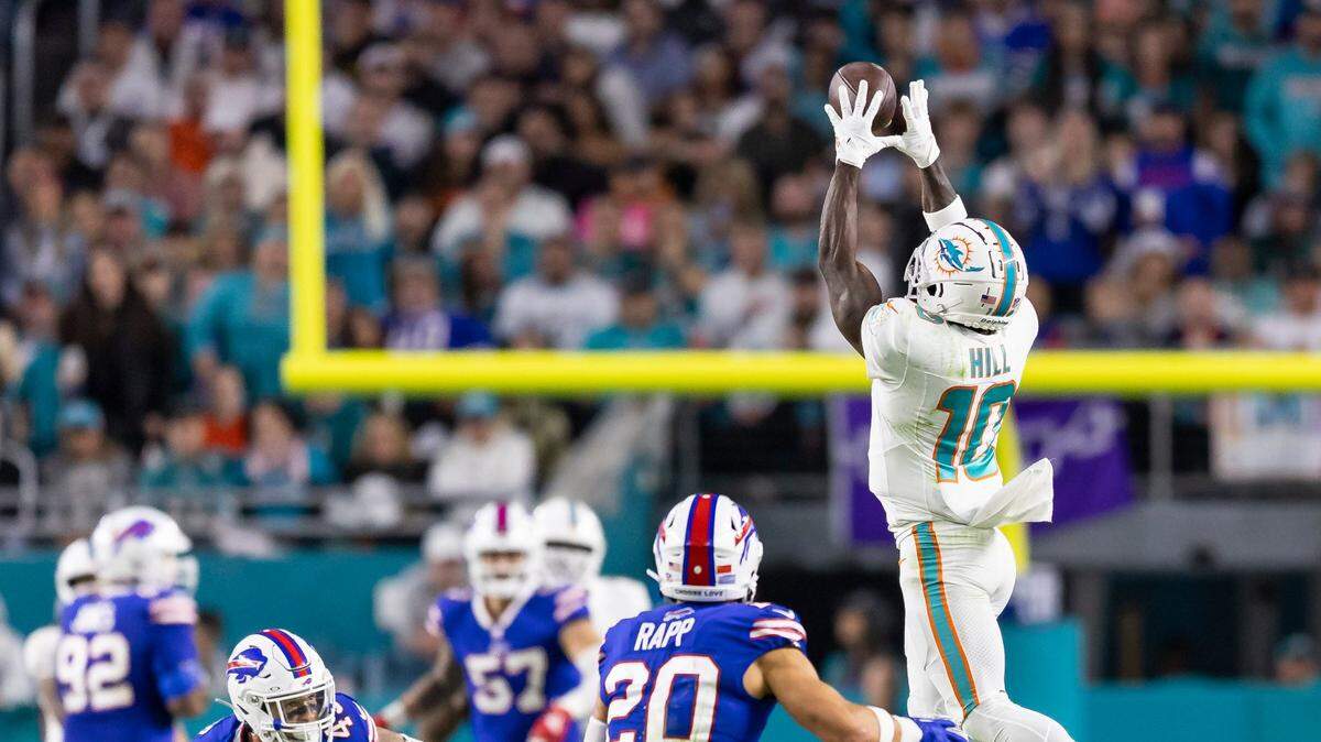 El wide receiver de los Dolphins Tyreek Hill atrapa el ovoide en el partido contra Buffalo Bills, celebrado el 7 de enero de 2024 en el Hard Rock Stadium en Miami Gardens, Florida.