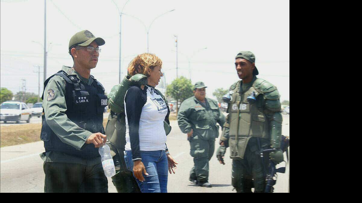 La diputada Yanet Fermín, de Voluntad Popular, fue detenida por funcionarios de la Guardia Nacional Bolivariana en el oriental estado Nueva Esparta, cuando se encontraba en una manifestación antigubernamental.