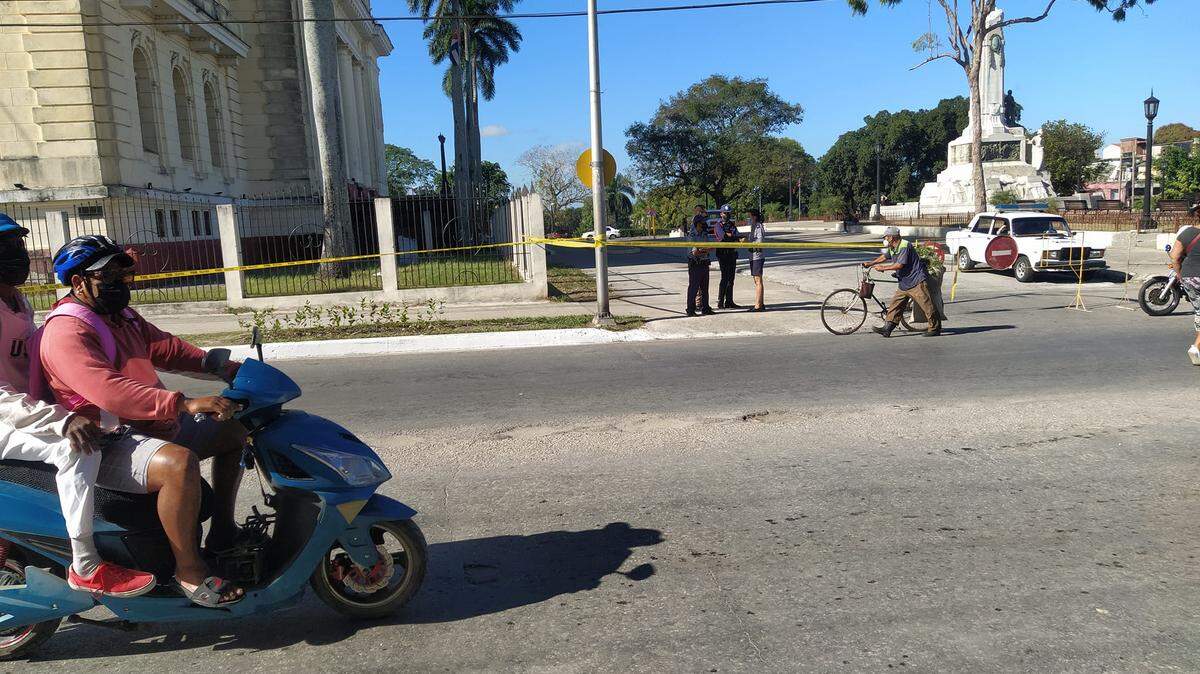 The police cordoned off the provincial court in Santa Clara, where the trial of 16 Cubans detained during the July 11 protests started Monday.