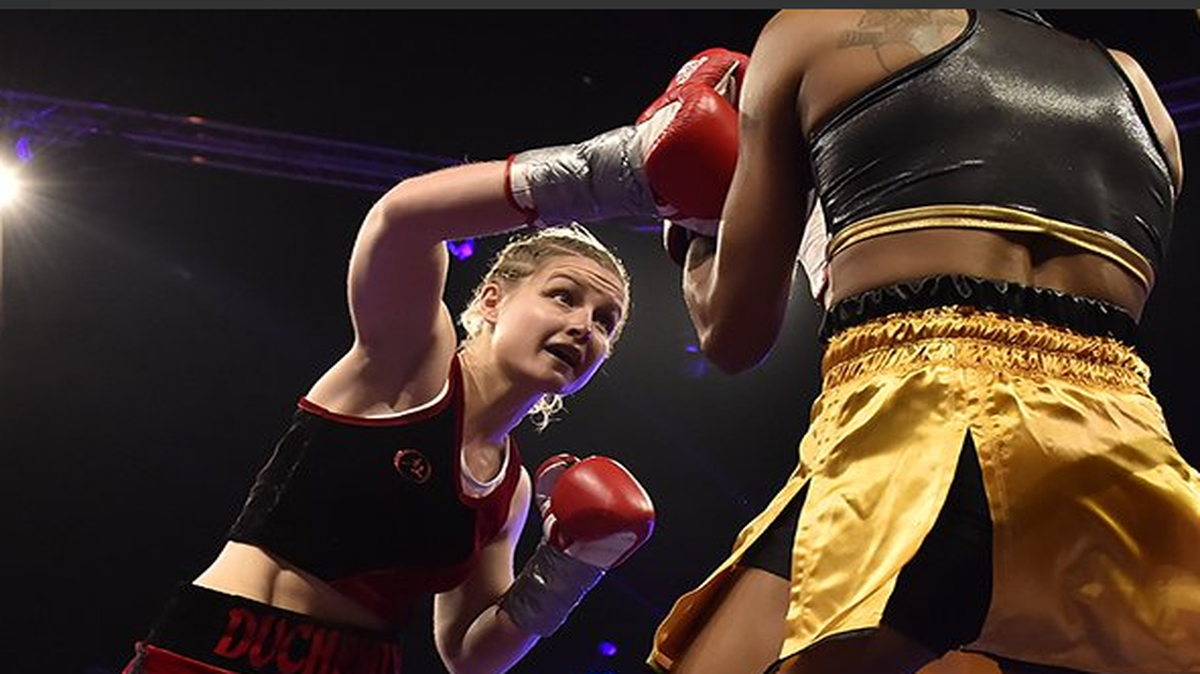 La joven boxeadora francesa Angelique Duchemin, campeona del mundo en categoría pluma de boxeo inglés (der.), falleció este martes en Perpiñán (Francia) a los 26 años a consecuencia de un infarto cardíaco mientras se entrenaba, anunciaron fuentes del comité de boxeo de la región.