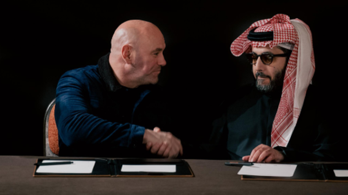 El presidente de la UFC Dana White (izq.) y el potente promotor saudita Turki Alalshikh anunciaron este miércoles un acuerdo para crear una nueva liga de boxeo.
