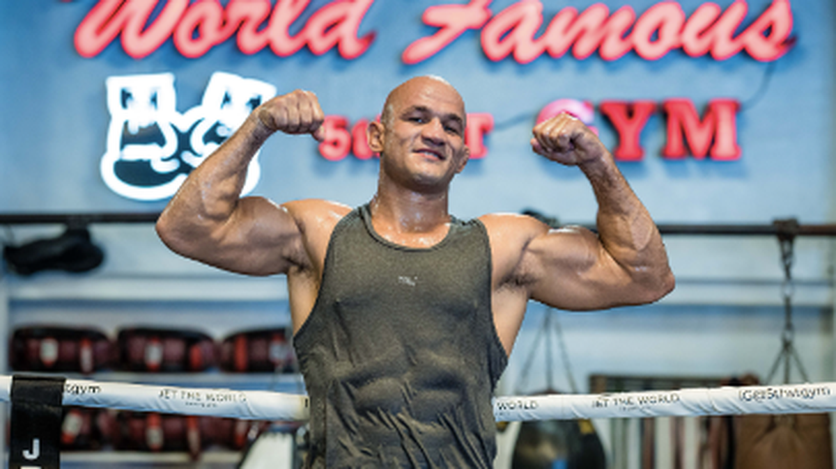 Junior Dos Santos se sintió poseído por el espíritu de Muhammad Alí cuando pisó el ring del famoso 5th ST Gym. El ex campeón de peso pesado de la UFC mostró sus habilidades en un entrenamiento con los medios de comunicación en Miami antes de su pelea con Fabricio Werdum.
