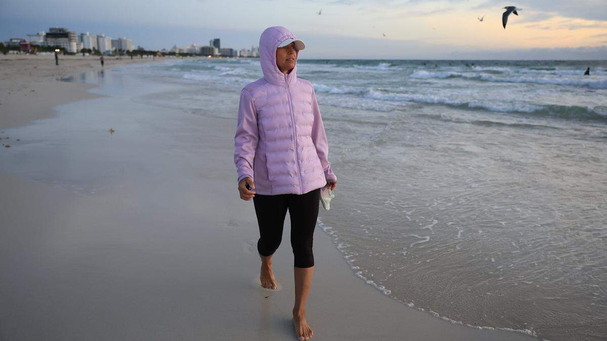 Martina Filitova usa una chaqueta para mantenerse abrigada mientras camina por la playa el 11 de noviembre de 2025 en Miami Beach, Florida.