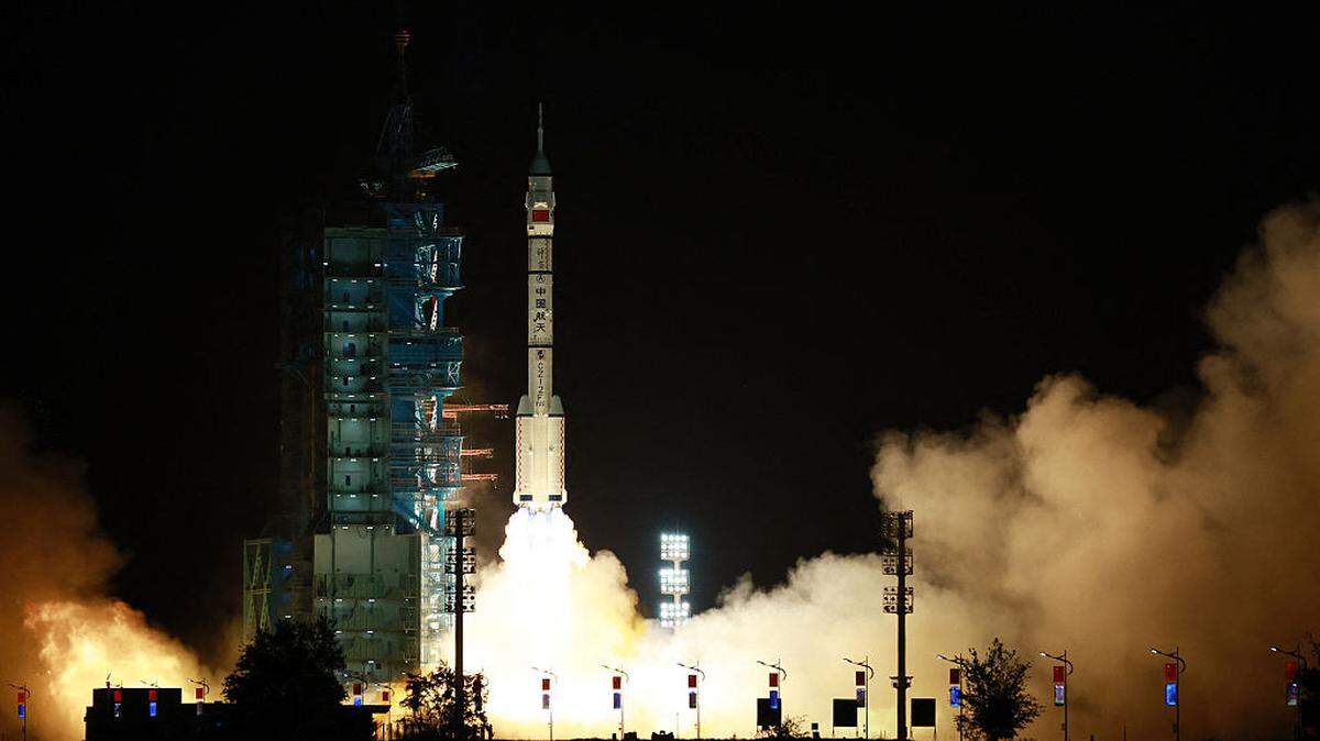 Un cohete portador Larga Marcha-2F, transportando la nave espacial Shenzhou-23 y una tripulación de tres astronautas, despega desde el Centro de Lanzamiento de Satélites de Jiuquan, en el desierto de Gobi, en el noroeste de China, el domingo 24 de mayo de 2026.