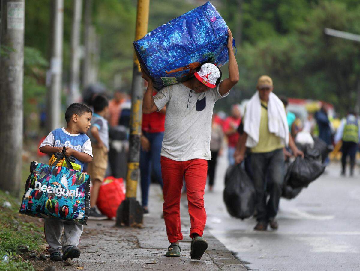 Un grupo de 400 venezolanos se instalaron en un lote cercano a la terminal de transportes de Cali, Colombia, y viven en carpas y con sus pocas pertenencias dentro de bolsas plásticas. Fotografía tomada en julio del 2018.