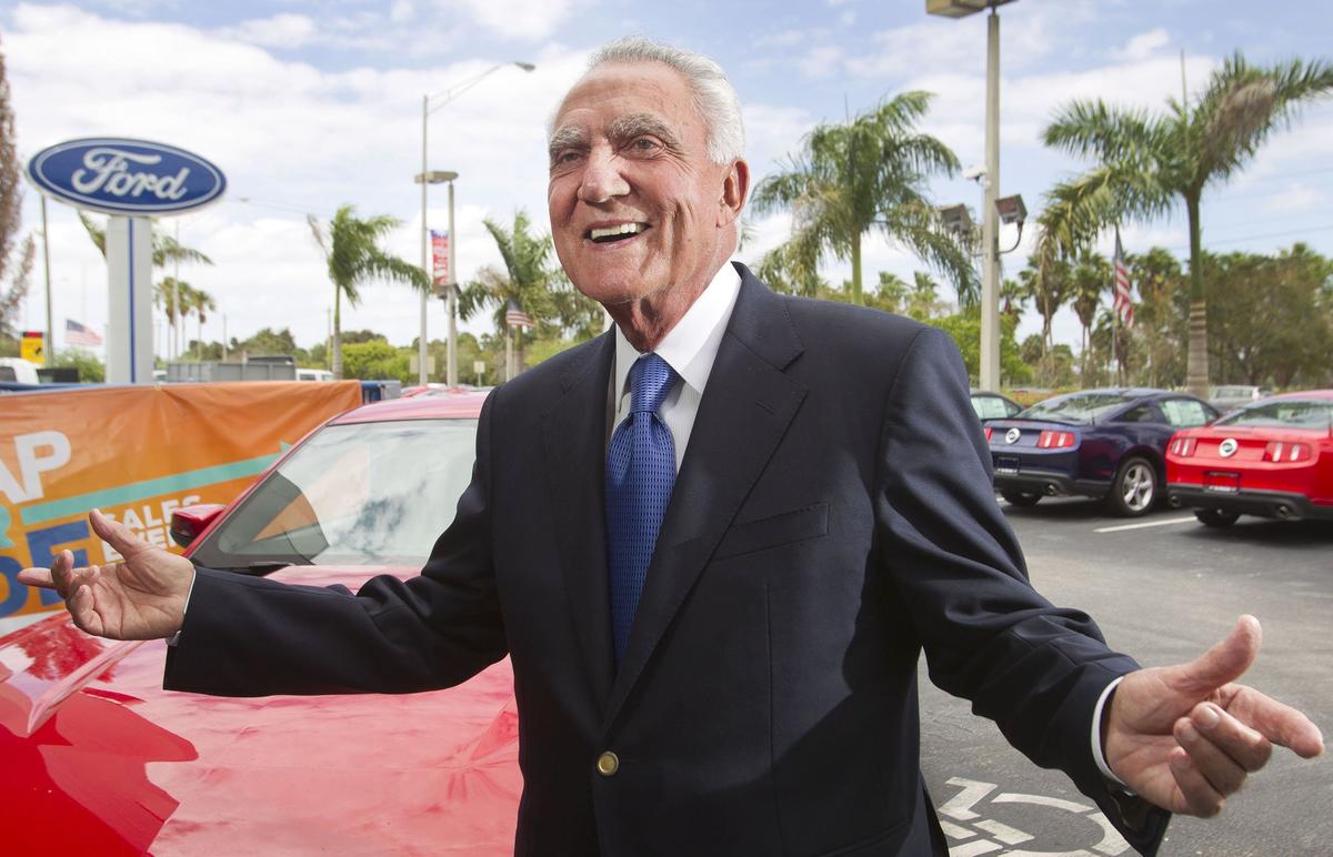 En el 2003 obtuvo el honor más alto de la Ford Motor Company, el President’s Award, que reconoce a los más destacados en ventas y servicio a los clientes de la compañía.