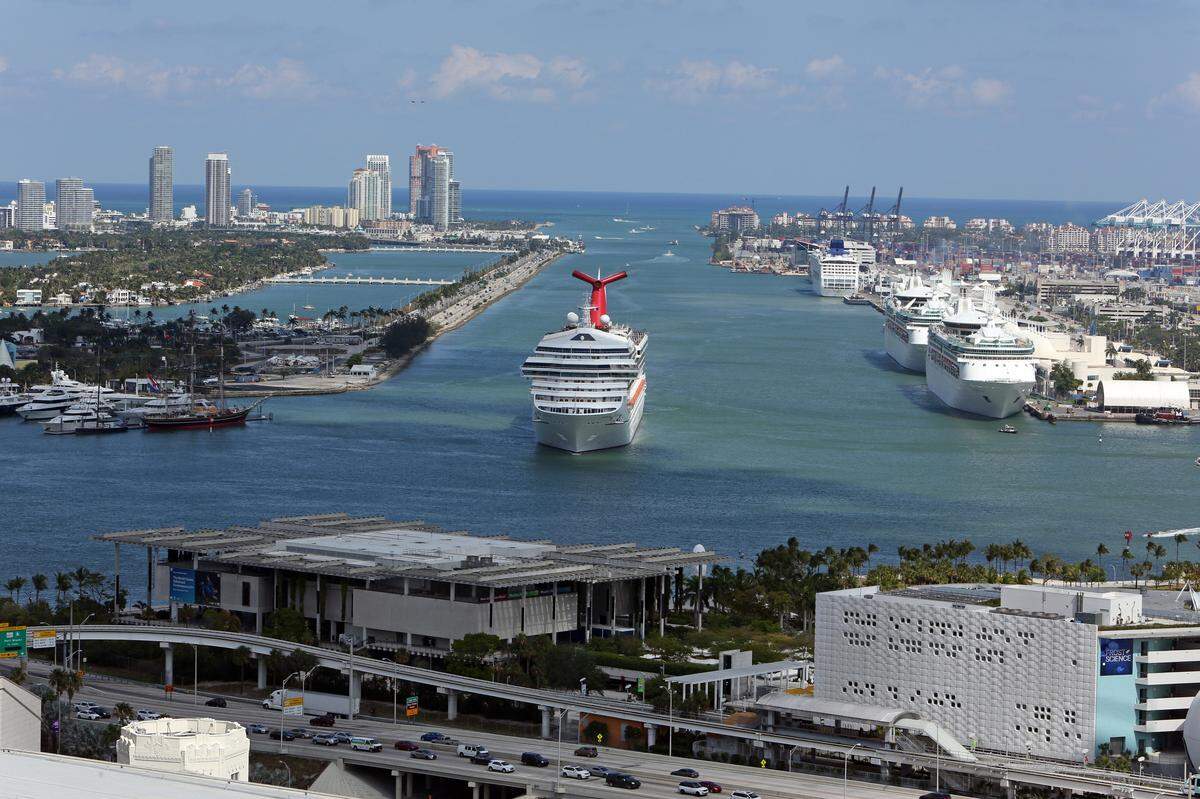 La Bahía de Biscayne vista desde el edificio en construcción del Melo Group en el corazón del distrito de arte y entretenimiento de Miami. Las dos torres son de apartamentos de alquiler.