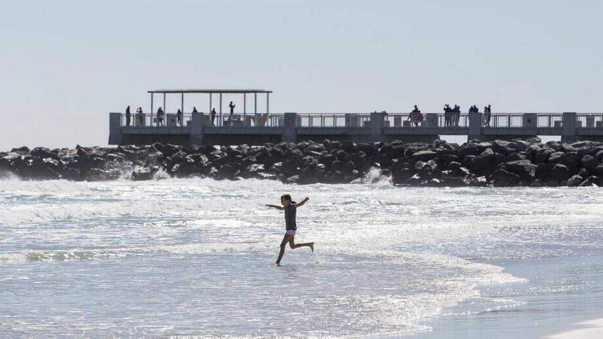 Nina Wysocki, de 7 años, juega en la orilla en la playa en Miami Beach. 