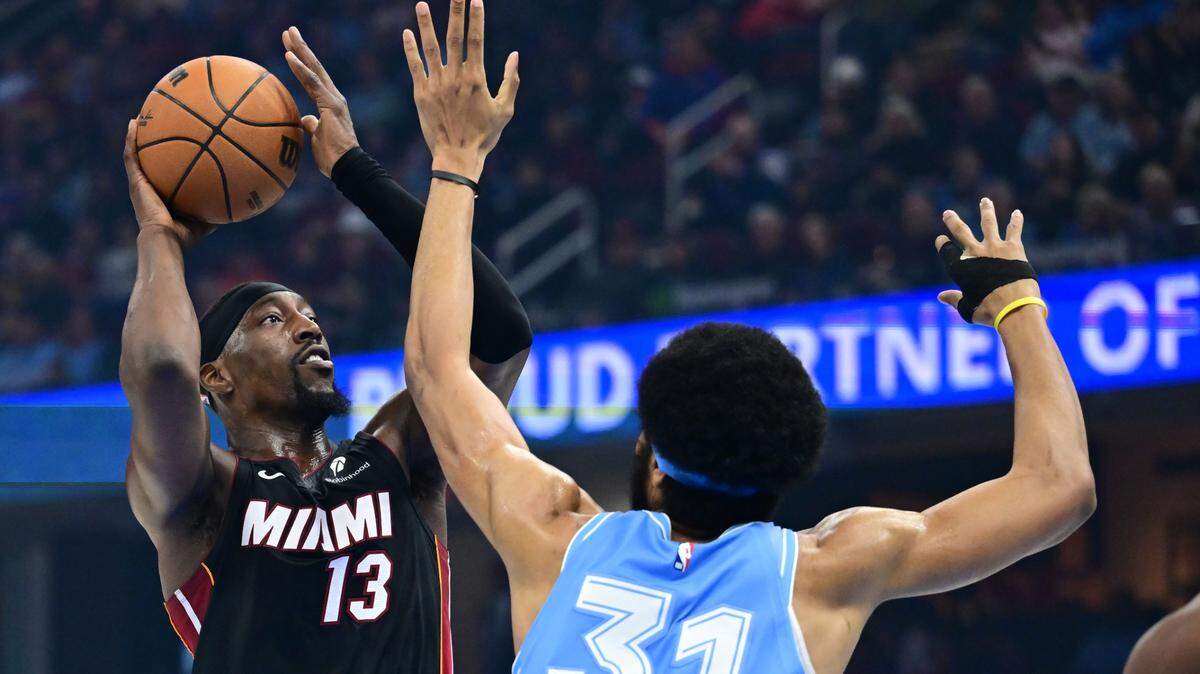 El jugador del Heat Bam Adebayo (izq.) tira al aro ante la marca de Jarrett Allen, de los Cavaliers, en el partido celebrado el 5 de marzo de 2025 en Cleveland.