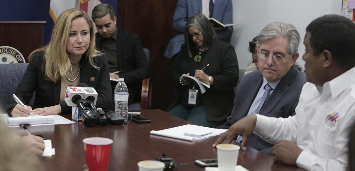 La congresista Debbie Mucarsel-Powell habla con José Antonio Colina, presidente de Veppex.