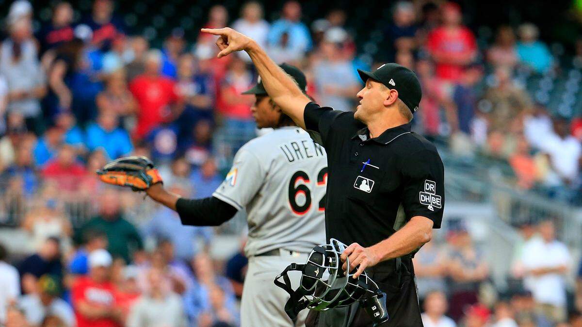 El árbitro de home Chad Fairchild expulsa al abridor de los Marlins José Ureña luego de golpear con un lanzamiento al venezolano Ronald Acuña, en el primer inning del partido celebrado el 15 de agosto de 2018 en Atlanta.