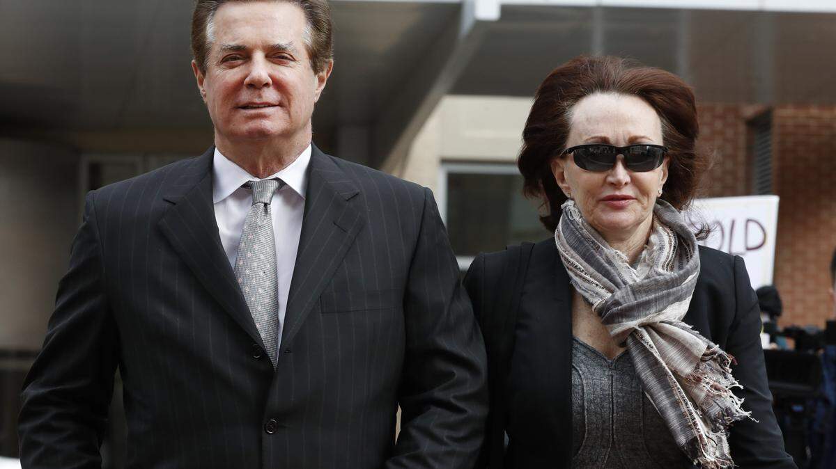 Paul Manafort pasará muchas horas difíciles durante las siguientes semanas.  En la foto, junto a su esposa Kathleen Manafort, llegando a la Corte en Alexandria, Va. en marzo de este año.