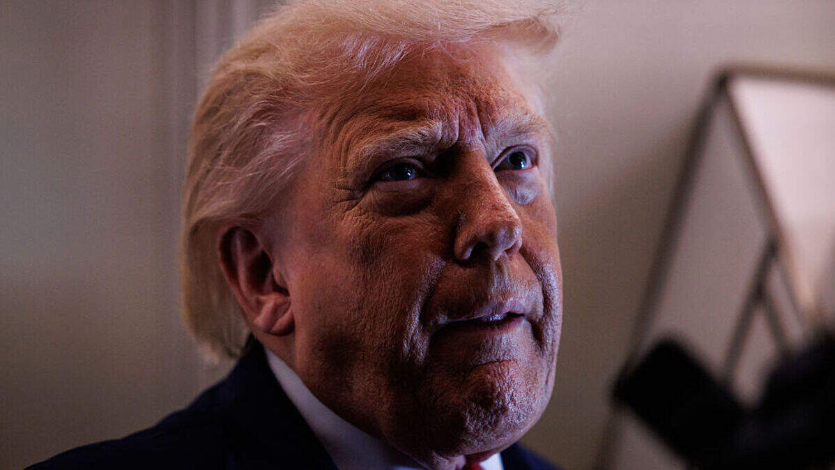 El presidente Donald Trump habla con reporteros abordo del avión presidencial Air Force One, el viernes 5 de junio de 2026, en rumbo a Chippewa Falls, Wisconsin. Trump denunció un supuesto fraude en las eleciones primarias de California sin presentar pruebas.