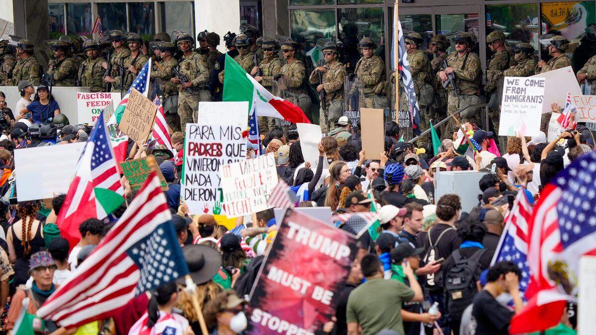 EN JUNIO en Los Angeles, los manifestantes contra agentes de ICE se enfrentan.