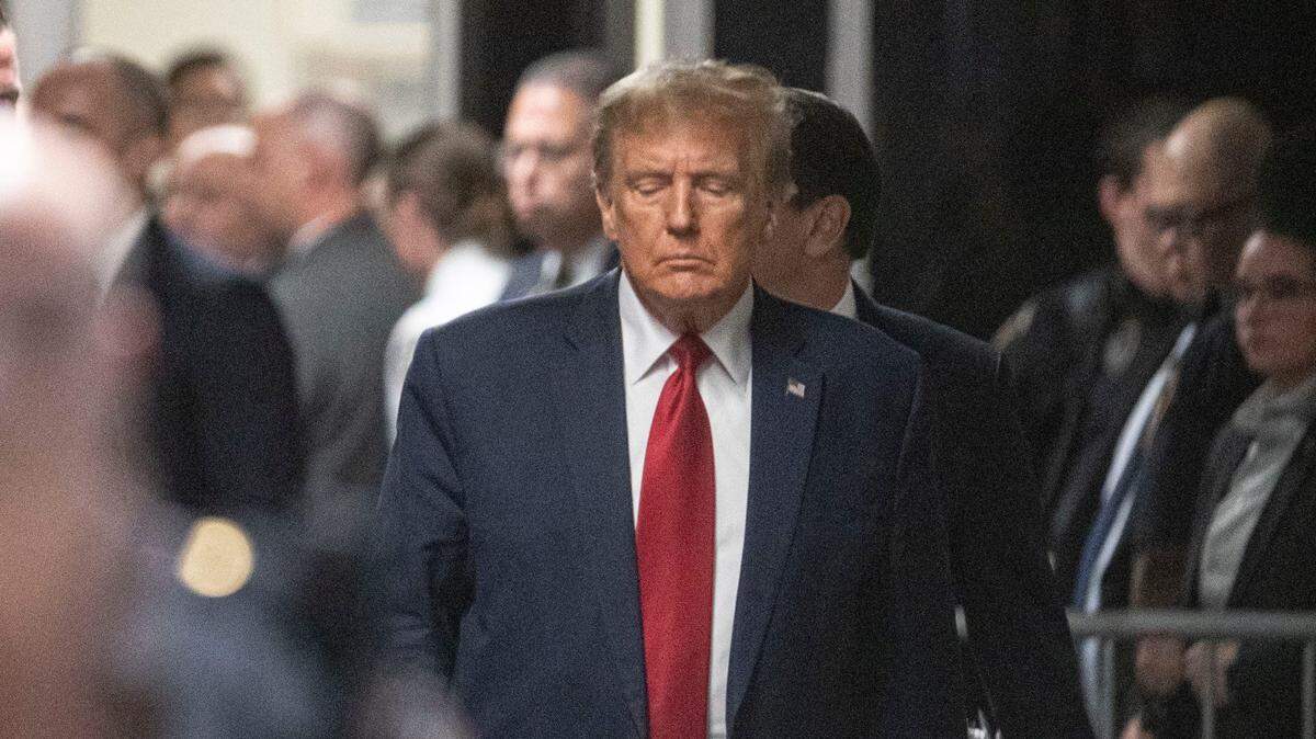 El expresidente Donald Trump sale del Tribunal Penal de Manhattan, en Nueva York, el 15 de febrero de 2024.