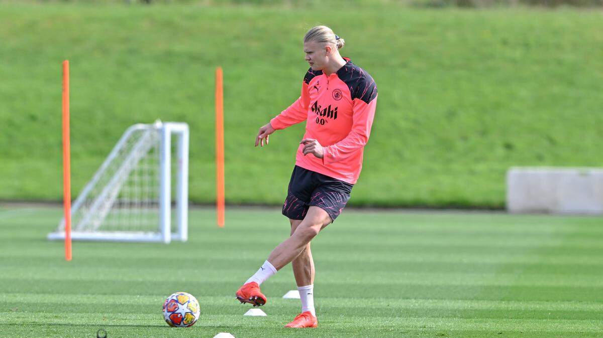 El delantero del Manchester City Erling Haaland pasa la pelota en un entrenamiento, previo al partido de ida de cuartos de final ante el Real Madrid en la Liga de Campeones.