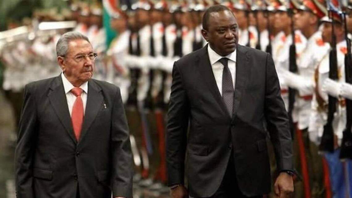 El gobernante cubano Raúl Castro (izquierda) y el presidente de Kenia, Uhuru Kenyatta.
