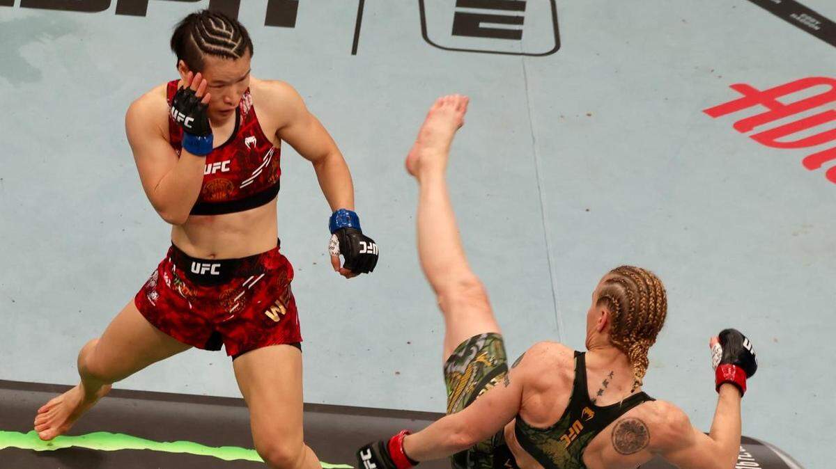 La campeona Valentina Shevchenko (der.) impuso su tamaño, lucha y experiencia para dominar a una Zhang Weili que nunca pudo ejecutar su plan en la UFC 322.