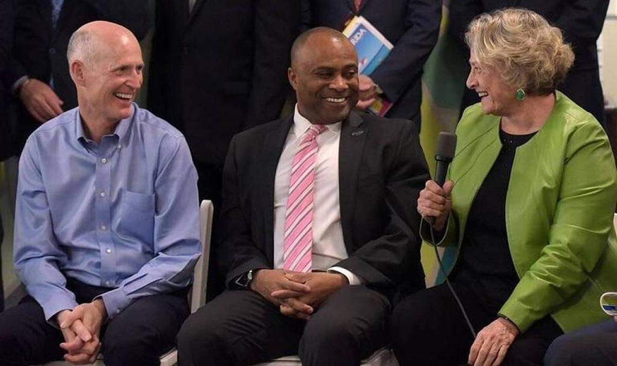 Ken Lawson, entonces jefe de Visit Florida y ahora director del Departamento de Oportunidades Económicas de Florida, aparece junto a Rick Scott, a la izquierda y Nancy Detert mientras participaban en una Mesa Redonda de Lucha por Empleos en Florida en el Condado de Manatee el 16 de marzo de 2017.