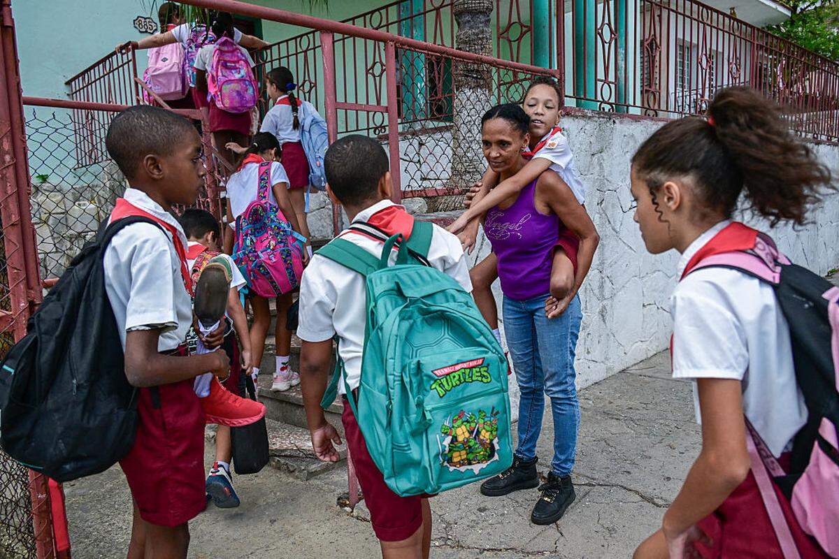 Juan José Guilarte es llevado en brazos por su abuela, Suleimi Licea Rodríguez, al llegar a su escuela en La Habana el 20 de abril de 2026. Juan José, quien sueña con convertirse en deportista, nació en Cuba con una malformación congénita: su pierna izquierda se desarrolló únicamente hasta el fémur y la rótula.