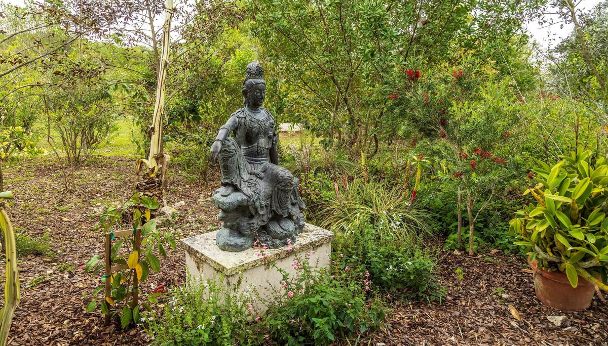 Patch of Heaven Sanctuary ofrece un paseo por varios jardines para despertar los sentidos y alimentar la espiritualidad entre estatuas, estanques y sonidos relajantes.