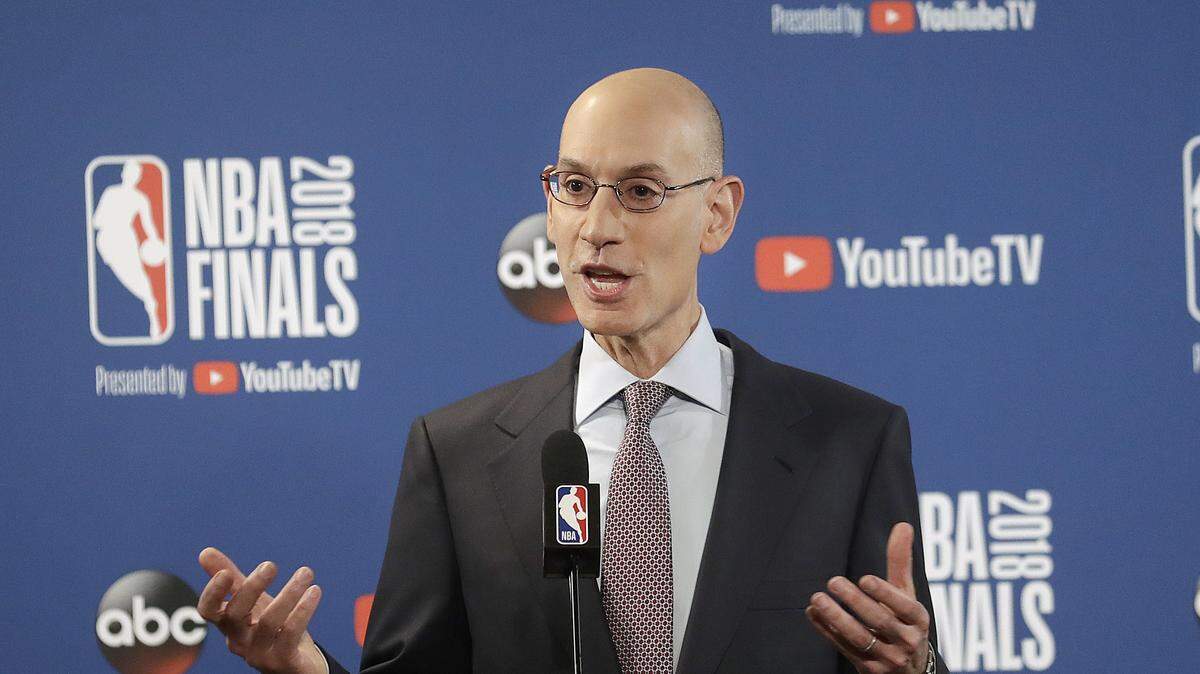 El comisionado de la NBA, Adam Silver, se erigió, una vez más, en el centro de atención del mundo del deporte profesional estadounidense al admitir que era necesario buscar mejor balance competitivo en el baloncesto, pero a la vez reiteró que no veía ningún peligro en el dominio que imponen actualmente los Warriors de Golden State.