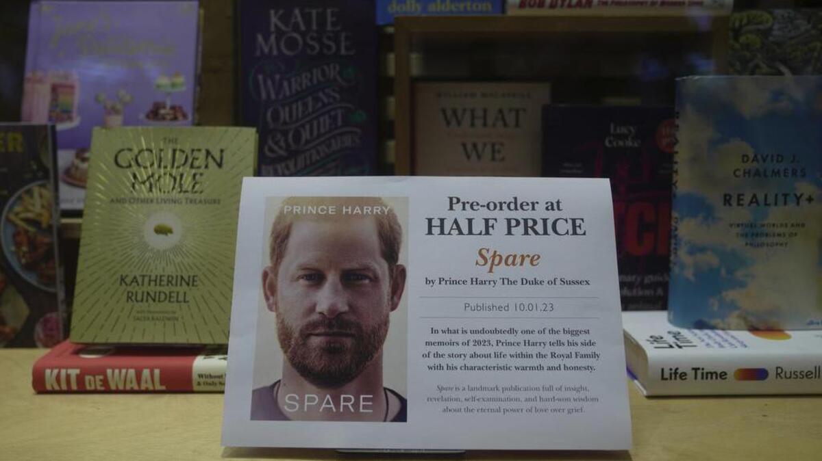 Un póster promocional del nuevo libro “Spare” se exhibe en una librería en Londres, el jueves 5 de enero de 2023.  (Foto AP/Kin Cheung)