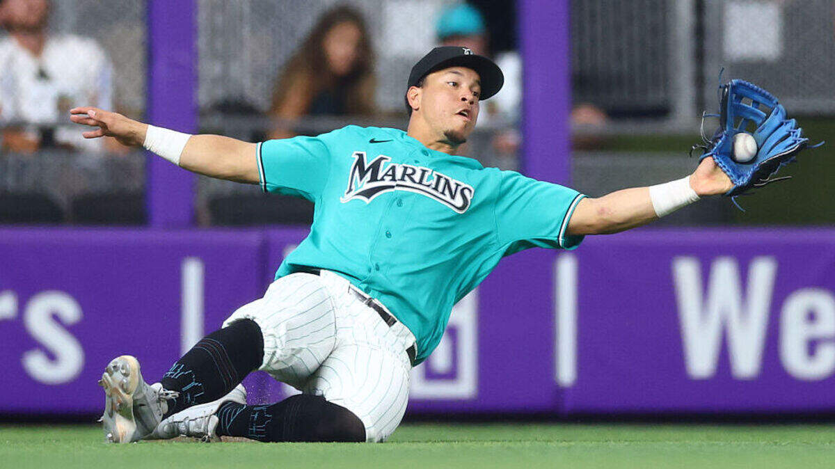 El jardinero de los Marlins Heriberto Hernández captura una pelota en el séptimo inning del partido ante los Guardianes de Cleveland, celebrado el 12 de julio de 2026 en Miami.