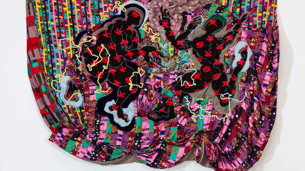‘The Courtship of Lightnin’ Bugs’, (El cortejo de las luciérnagas), 2023, Kente, tela de cera ghanesa, algodón, lana, piel, poliéster, hilo de bordar, tweed, hilo, terciopelo, cortinas 96 x 168 pulgadas.