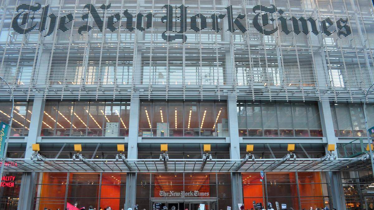 Manifestantes pro Palestina se congregan frente al edificio del New York Times tras la muerte del periodista palestino Hossam Shabat. 