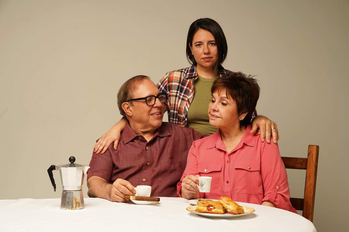 Una escena de ‘The Cubans’ con James Puig, Ashley Álvarez, Vivian Ruiz.