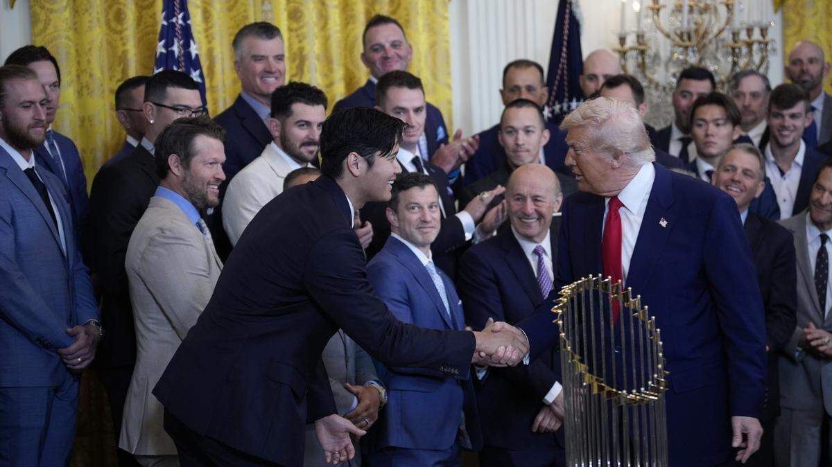 El presidente de Estados Unidos Donald Trump saluda a la superestrella japonesa Shohei Ohtani al recibir el lunes a los Dodgers de Los Angeles en la Casa Blanca por su victoria en la Serie Mundial de 2024.