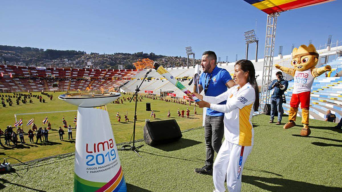 Encendido del Pebetero Panamericano a cargo de la atleta Rina Cjura, en el estadio Inca Garcilaso de La Vega en el Cusco, el jueves 4 de julio de 2019.