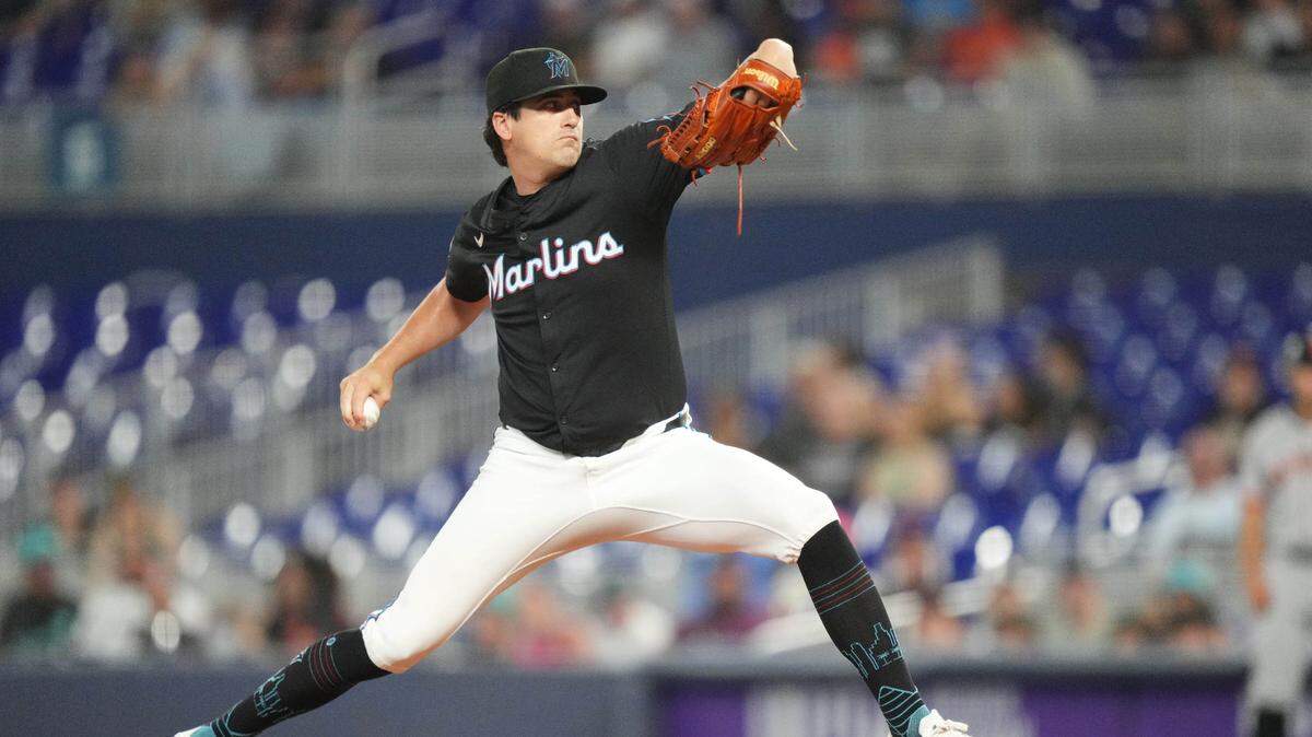 El lanzador de los Marlins de Miami, Cal Quantrill (47), lanza en la primera entrada contra los Gigantes de San Francisco en el LoanDepot Park, el 30 de mayo de 2025; en Miami, Florida, EE. UU.