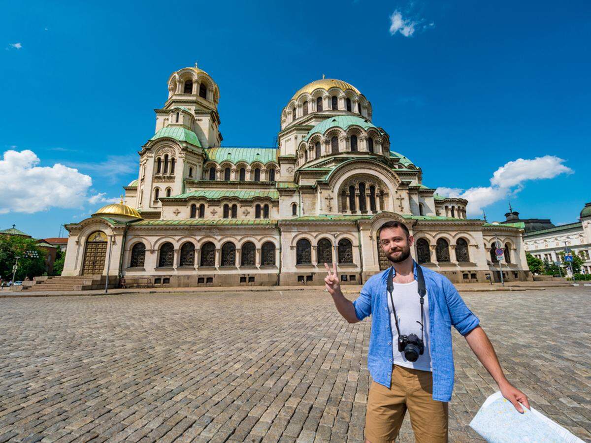 Los turistas más jóvenes viajan a lugares donde se han rodado series televisivas de éxito. En la imagen un hombre en la ciudad de Sofía (Bulgaria).