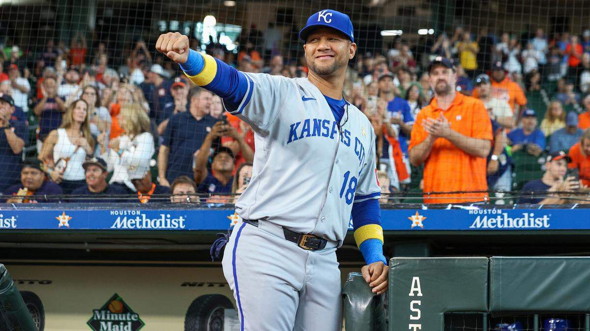 El pelotero cubano de los Reales de Kansas City Yuli Gurriel reacciona tras recibir un emotivo homenaje por parte de los Astros en el Minute Maid Park de Houston, antes del partido de este domingo 1ro de septiembre de 2024.
