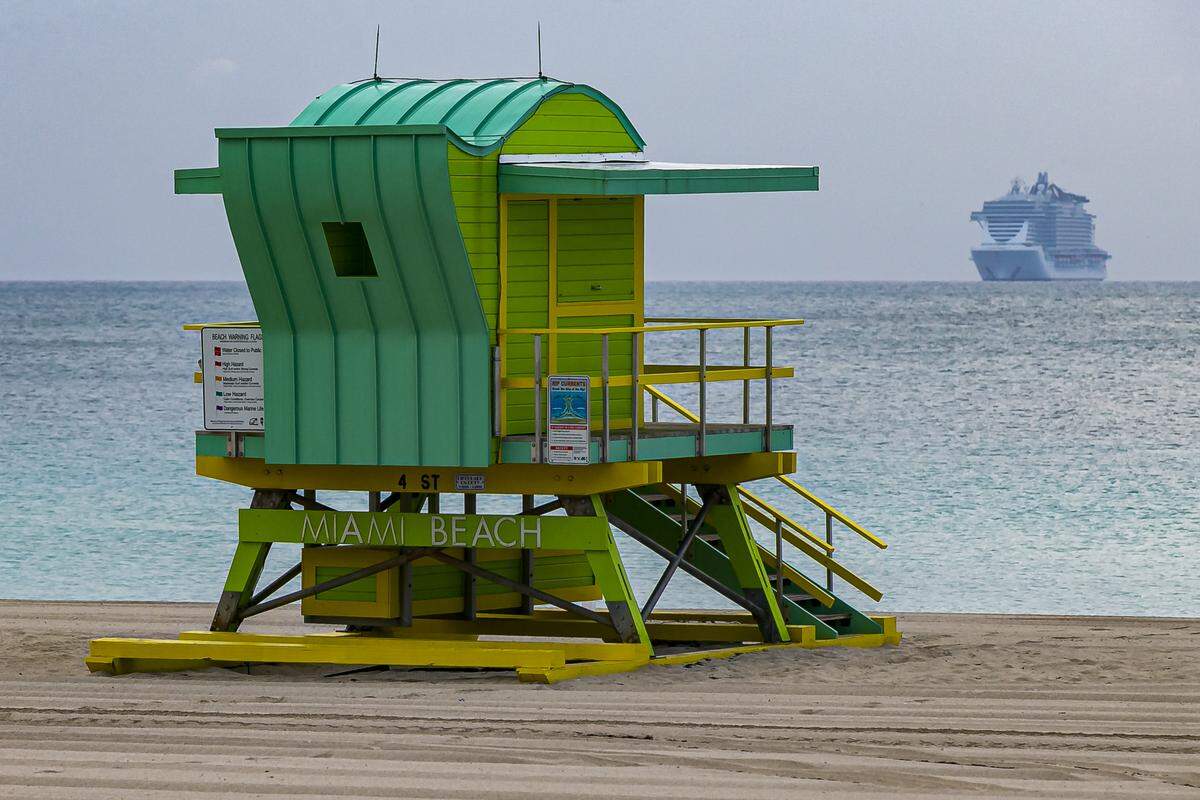 Un crucero se desliza por el agua cerca de Miami Beach el miércoles 1 de abril de 2020. Las preocupaciones sobre COVID-19 han seguido aumentando en todo Miami-Dade, causando cierres de negocios, desempleo y luchas económicas.