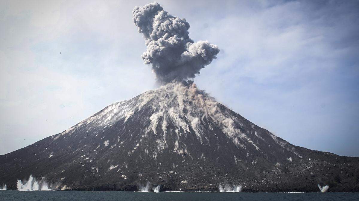 Una columna de ceniza erupciona del volcán Monte Anak Krakatau visto desde la isla de Rakata en la provincia de Lampung, Indonesia, el 18 de julio de 2018, reeditado el 23 de diciembre de 2018.