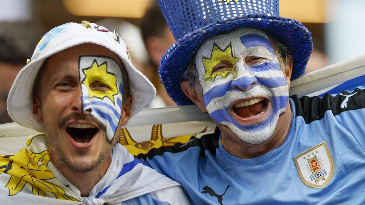 Aficionados de fútbol reaccionan en el estadio de Miami antes del inicio del partido inaugural del Mundial de la FIFA entre Uruguay y Arabia Saudita, el lunes 15 de junio de 2026.