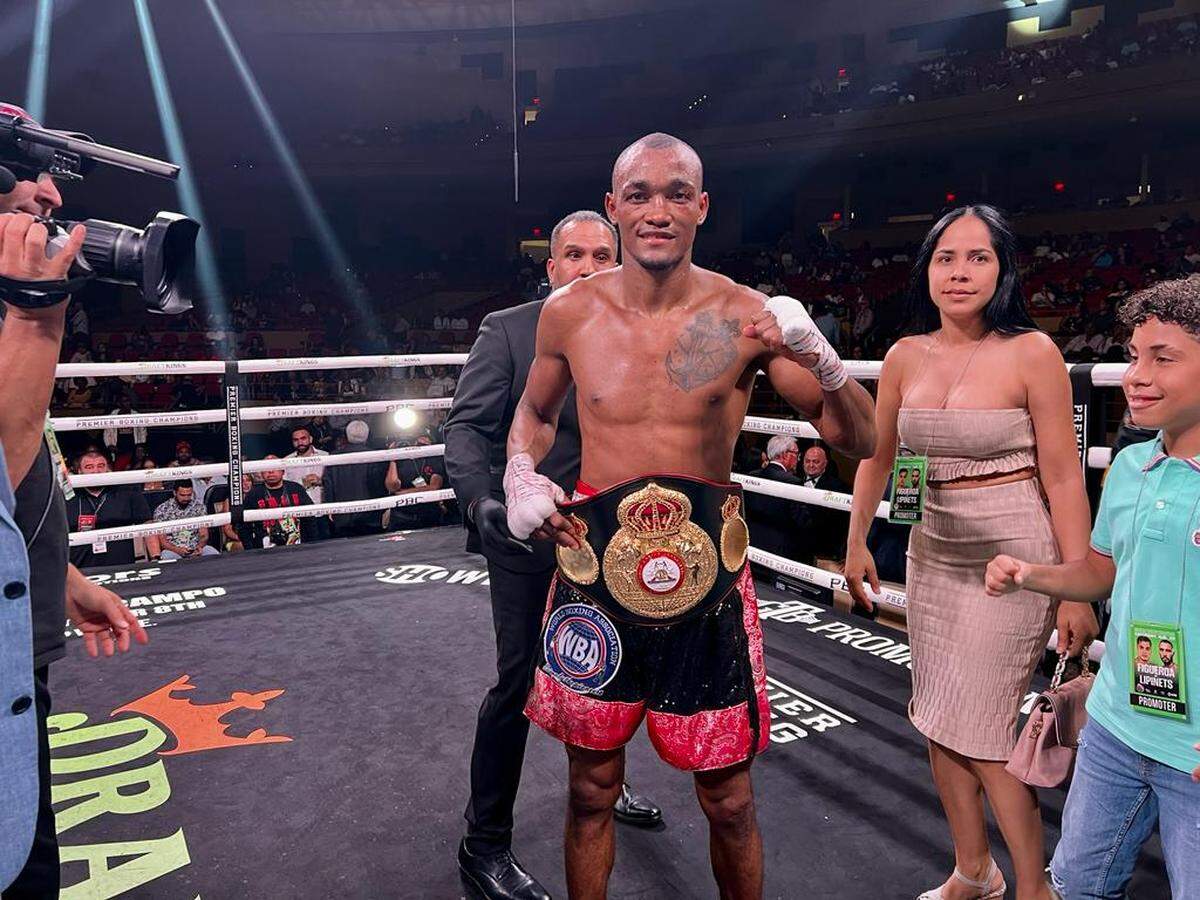 Alberto Puello venció a Batyr Akhmedov por decisión dividida para ganar el título vacante del peso superligero de la AMB en un combate a 12 asaltos.