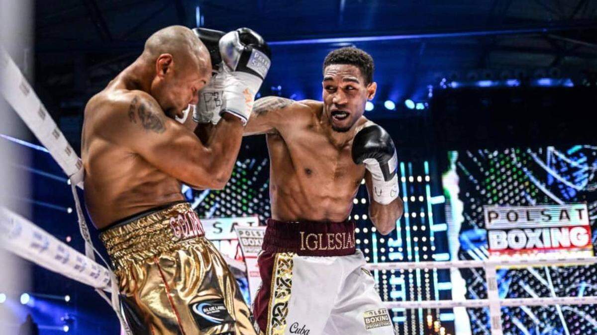 Osley Iglesias (der.) en la pelea donde superó a Isaac Chilemba por decisión unánime en 12 rounds en Polonia, para colocar en su cintura el reconocido título intercontinental de la Asociación Mundial de Boxeo (AMB).