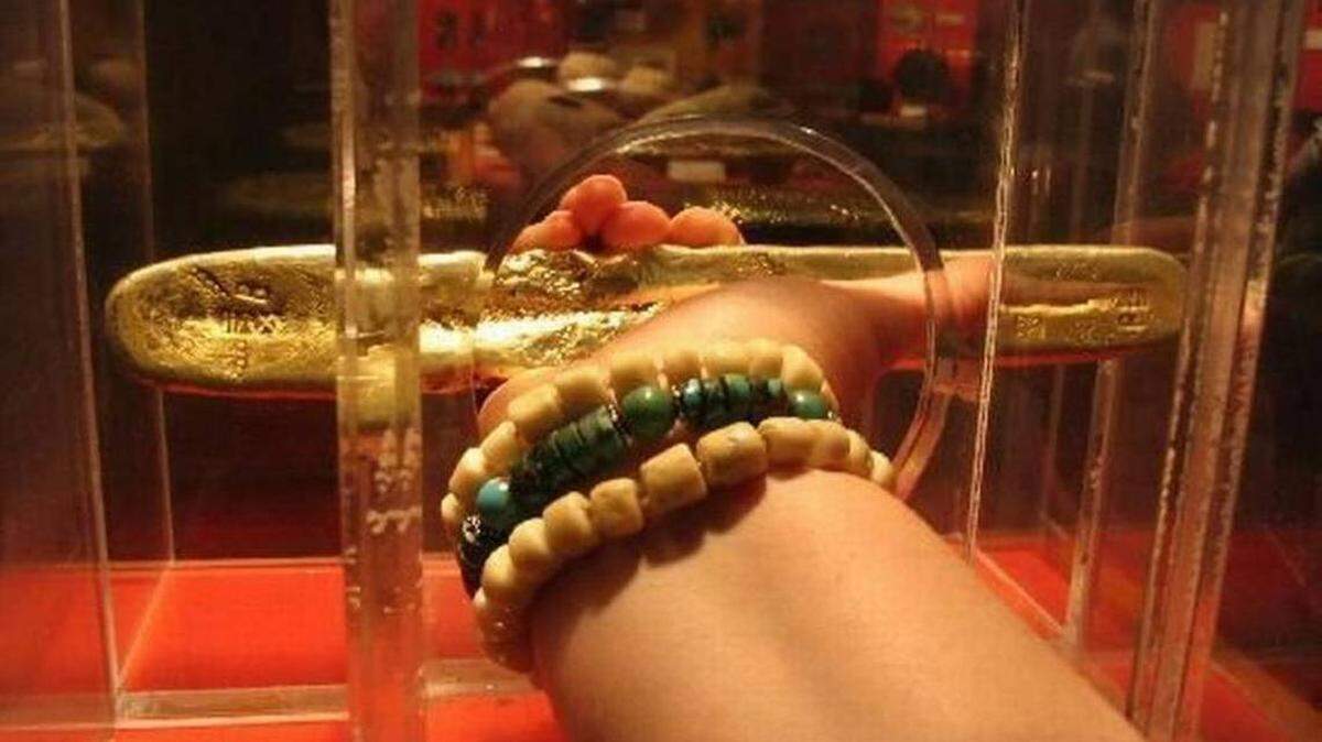 El lingote de oro valorado en $550,000 se robó de una vitrina diseñada para permitir que los visitantes lo cargaran, pero no pudieran sacarlo.