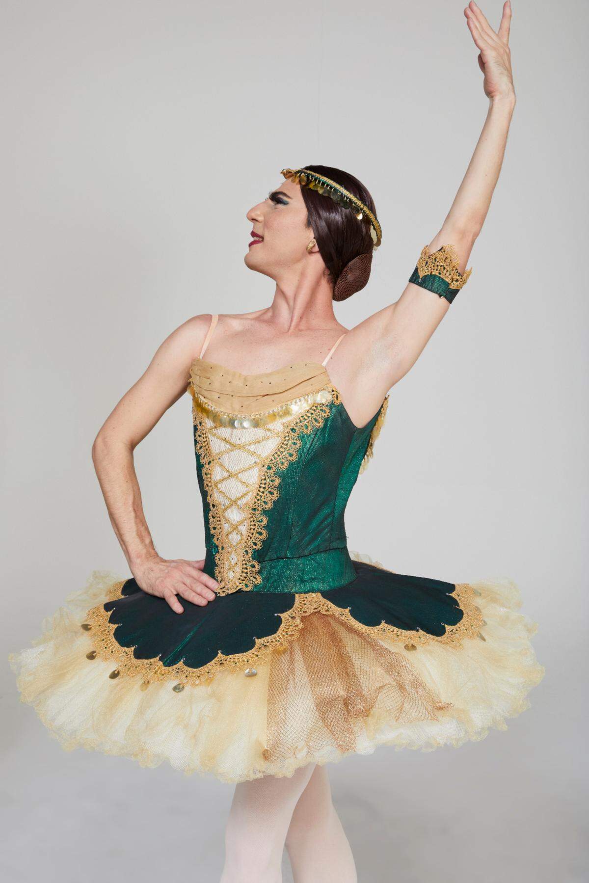 Alejandro González Rodríguez como Maria Clubfoot. 