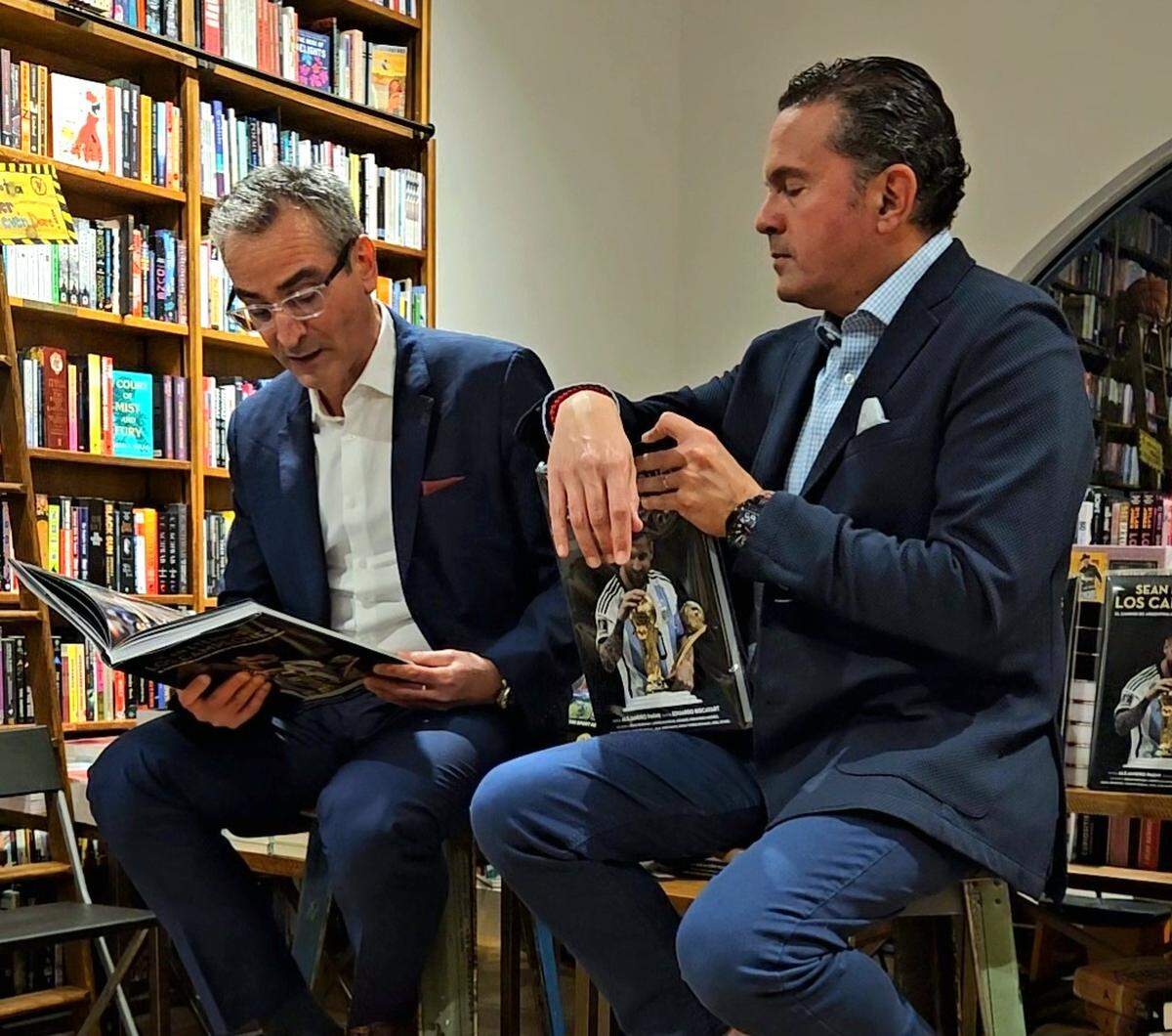 Eduardo Biscayart lee pasajes de su libro Sean eternos los campeones en la librería Books and Books, en Miami. Al lado Sammy Sadovnik.