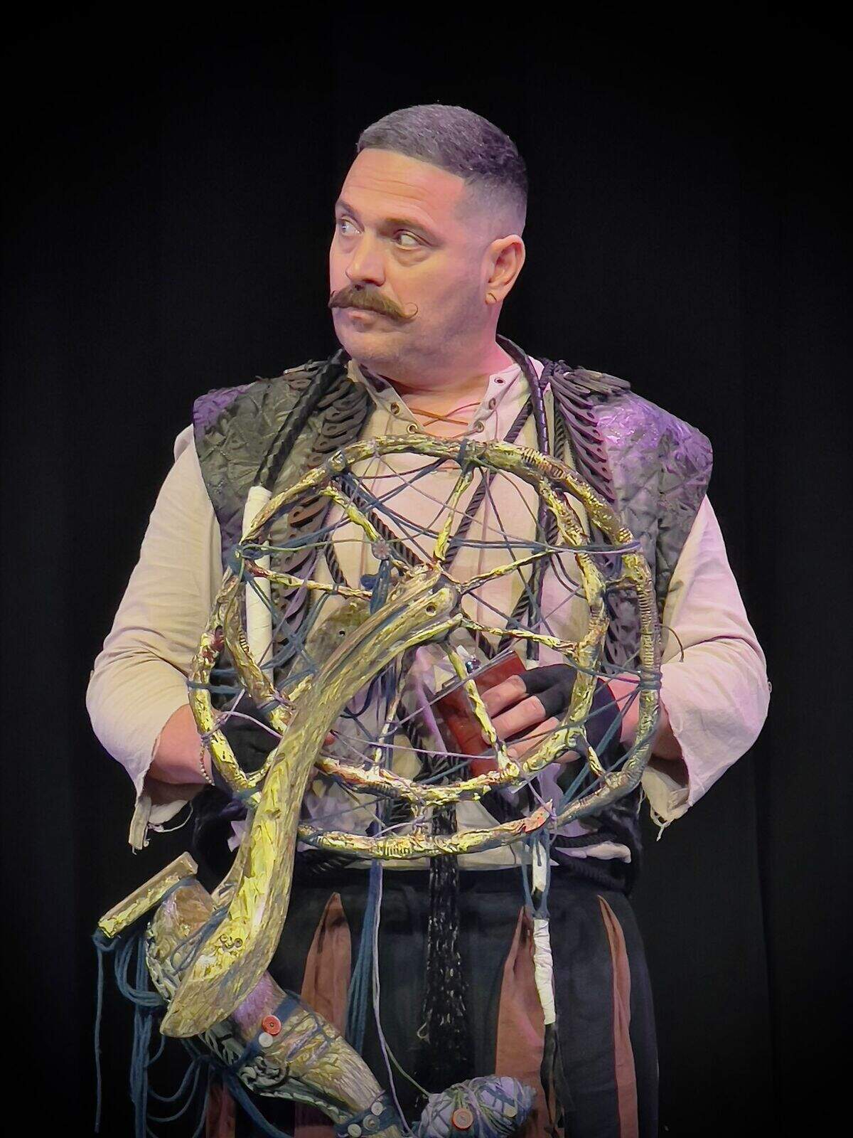 Mijaíl Mulkay, copropietario de Teatro Miami, encarna uno de los personajes de “El Gran Circo Maravillas cierra por fin sus puertas” bajo la dirección de José Manuel Domínguez y Micheline Calvert. 
