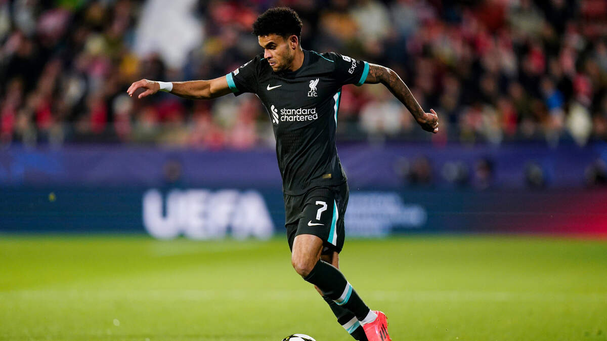El delantero colombiano del Liverpool Luis Díaz conduce el balón en el partido ante Girona, en la sexta fecha de la Liga de Campeones celebrado el 10 de diciembre de 2024 en Barcelona España.